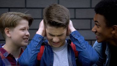 Seslerden kulakları kaplayan çocuk, çoklu kişilik bozukluğu, ruhsal sorunlar