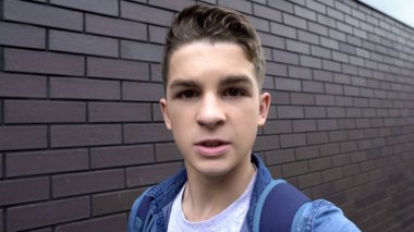 Öfkeli çocuk kameraya alay, saldırganlık ifade, zorbalık Pov kurbanı