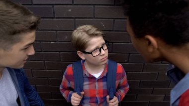 Son sınıf öğrencileri çaresiz küçük çocuğa zorbalık ediyor, otorite hakimiyetini gösteriyor