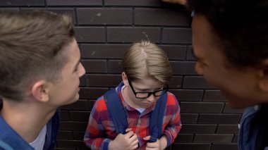 Uzun boylu öğrenciler küçük çocuk zorbalık, küçük boy, hakimiyet hakkında alay