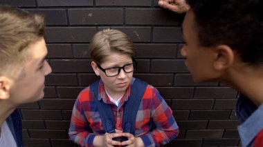 Son sınıf öğrenciler genç öğrenciye zorbalık,, zihinsel baskı alay