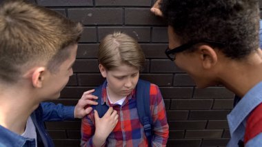 Impudent gençler zayıf çocuk zorbalık, kötü görme hakkında alay, küçük boy