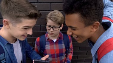 Ortalama öğrenciler, özel fotoğraflar alay, okul çocuğundan telefon alarak