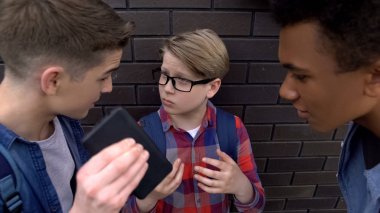 Ortalama gençler okul çocuğu, zihinsel baskı, siber zorbalık telefon alarak