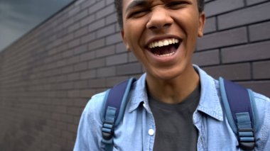 Afro-Amerikan genç kameraya alay, zorbalık kişi, kurban Pov