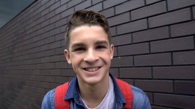 Sırt çantası kamera, başarılı öğretim yılı, mükemmel öğrenci içine gülümseyen çocuk