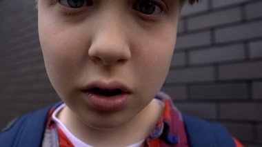 Genç çocuk alay, kameraya zorbalık, kavga provokasyon, kurban Pov