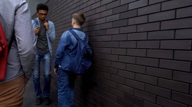 Okul çocukları arka bahçede zayıf afro-Amerikan öğrenci tehdit, ırksal zorbalık