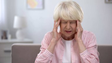 Yaşlı kadın ağrılı tapınaklar masaj, ağrı kesici ihtiyacı, sağlık sorunu