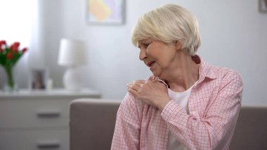 Ağrı masaj omuz muzdarip Kıdemli kadın, eklem hastalığı, artrit