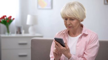 Smartphone üzgün üst düzey kadın yazma mesajı, kayıp aile, yalnızlık