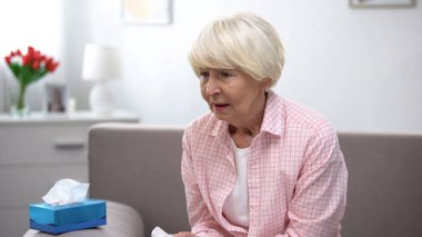 Hasta yaşlı kadın evde doku hapşırma, grip virüsü hastalığı, enfeksiyon
