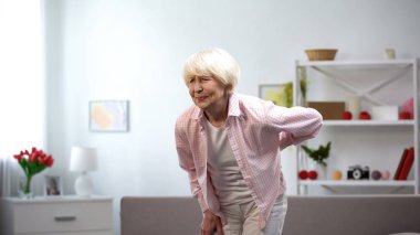 Spinal ağrı muzdarip yaşlı kadın, yaşlı yaşta artrit sorunu, yaralanma