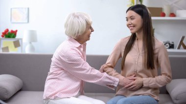 Mutlu yaşlı kadın torunları mide tutan, aile ikmal