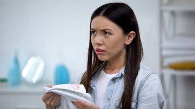 Sürpriz ev hanımı yaka üzerinde ruj işareti ile erkek gömlek tutan, hile