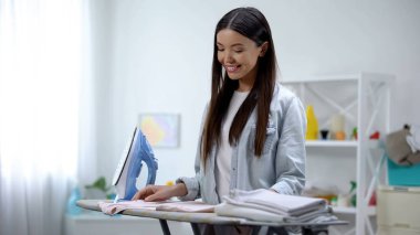 Gülen ev karısı ev işi, evde giysi ütüleme zevk