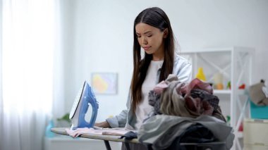 Yorgun ev hanımı ütü giyim, dinlenme hakkında rüya, zor ev işi