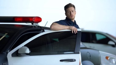 Kendinden emin polis arabadan iniyor, olay yerine gidiyor, devriye geziyor.