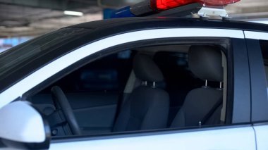 Otoparkta boş polis arabası, bölge devriyesi, düzenin bakımı, güvenlik