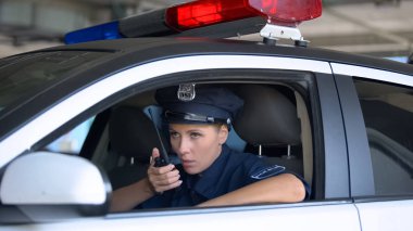 Kadın polis walkie-talkie konuşuyor, acil çağrı, suç önleme yanıt