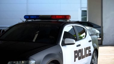 Polis departmanının yakınına park etmiş ekip arabası, bölge devriyesi, düzenin bakımı