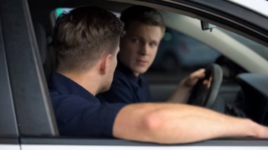 Arabada oturan iki şüpheli erkek arkadaş suç planlıyor, tehlikeli iş