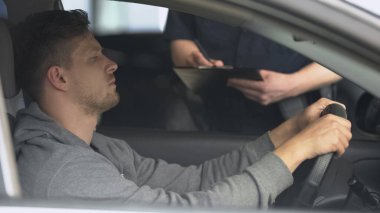 Erkek sürücüyü üzmek için trafik cezası yazan polis, hareket ihlali, yasa