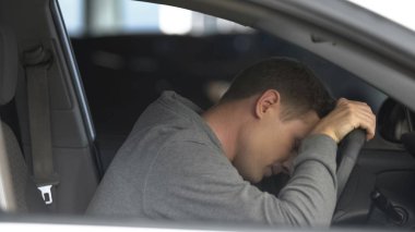 Sıkılmış erkek sürücü trafik sıkışıklığı içinde sıkışmış, bekleyen tarafından yorgun, acele saat
