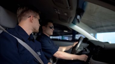 Olay yerine giden güneş gözlükçü saygıdeğer polisler birlikte devriye geziyor