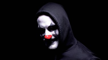 Kameraya bakan gülümseyen deli palyaço, korkunç kabus, fobi korku kavramı