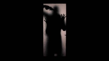 Silahlı adamkaçmaya çalışan kadın, kapalı cam kapıyı çalarak, siluetler