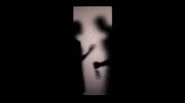 Cam kapının arkasında tartışan çiftin siluetleri, elinde şişe tutan adam, bağımlılık