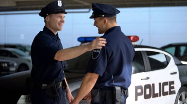 Neşeli polis takım arabası karşı arkadaşı tebrik, devriye için hazır, iş