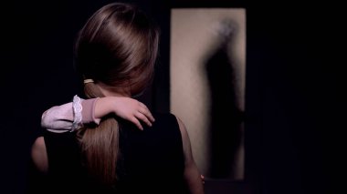 Anne kız asarı, odaya giren babaya bakarken, koca zorba aile içi şiddet