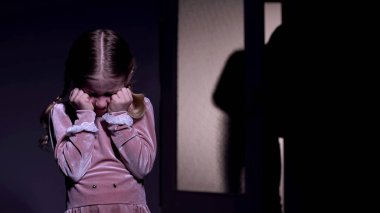 Dehşete kaplayan çocuk gözleri korkunç suç siluet odaya giren, adam kaçırma