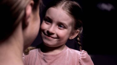 Sevimli kız anne, aile ilişkisi, destek ve bakım sevgi ile bakıyor