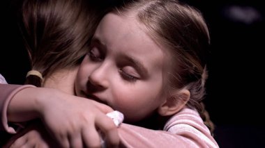 Sevimli küçük kız sıkıca uzun ayrılık, hassasiyet sonra annesi sarılma