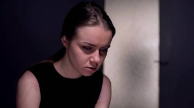 Yalnız kadın karanlık odada oturan, depresyon, boşanma veya ayrılık acı