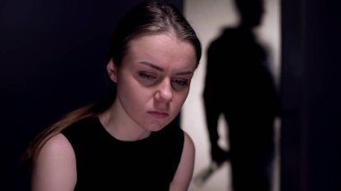 Depresif kadın sinirli duygu, arkasında votka şişesi ile koca, bağımlılık