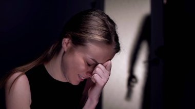 Dehşete düşmüş kadın ağlaması, sarhoş koca silueti odaya giriyor, şiddet