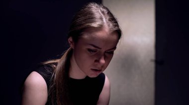 Umutsuz kadın depresyon, zihinsel sorunlar, göreceli kaybı ağrı acı acı