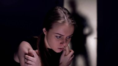 Odada tek başına oturan korkmuş ağlayan kadın, zalim zorba koca gölge dışında