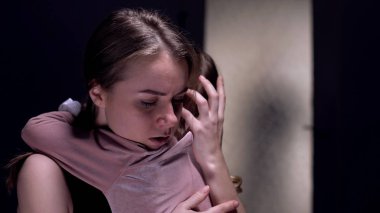 Korkmuş kadın çocuk sarılma, oda dışında zalim suç siluet korkuyor