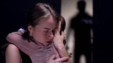 Korkmuş anne kızı sarılma, suç gölge odaya giren, suç tanığı