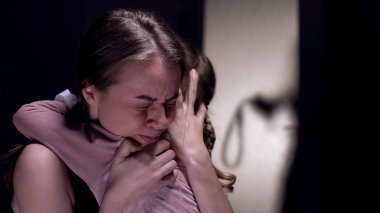 Korkmuş kadın kızı sarılma, kemer odaya giren zalim adam tarafından korkmuş