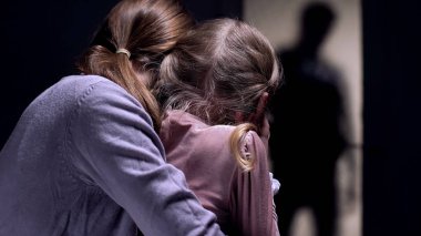 Ev soygunu sırasında odada saklanan kadın ve çocuk, kapının dışında suç gölgesi