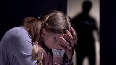 Anne ve kızı odada saklanıyor, seri siluet açılış kapısı, korku