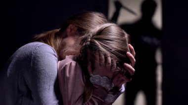 Kızı ve anne kapı dışında bıçak gölge ile deli izliyor, korku