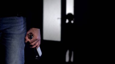 Korkmuş kızı siluet alkol şişesi ile baba bakıyor, kötü bağımlılığı