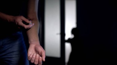 Küçük kız silueti uyuşturucu enjeksiyonu yapan bağımlı baba izliyor, aile sorunu